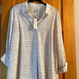 NWT Croft & Barrow blouse with sleeves that roll to 3/4 and button.